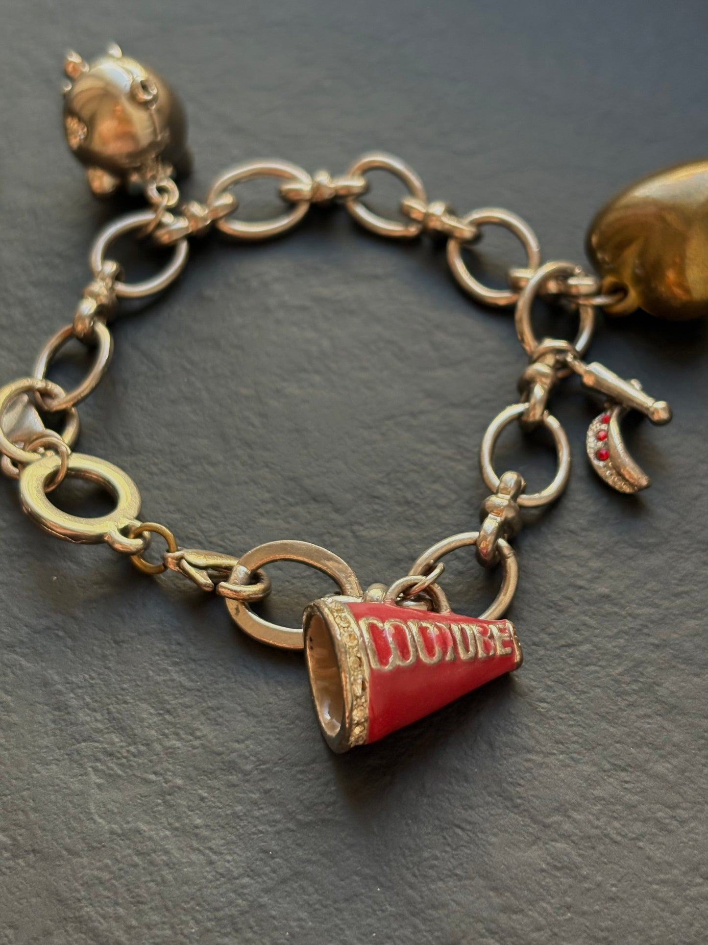 Vintažinė „Juicy Couture“ pakabuko apyrankė