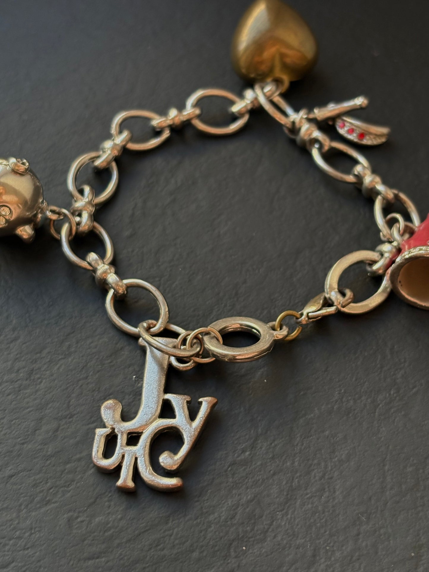 Vintažinė „Juicy Couture“ pakabuko apyrankė